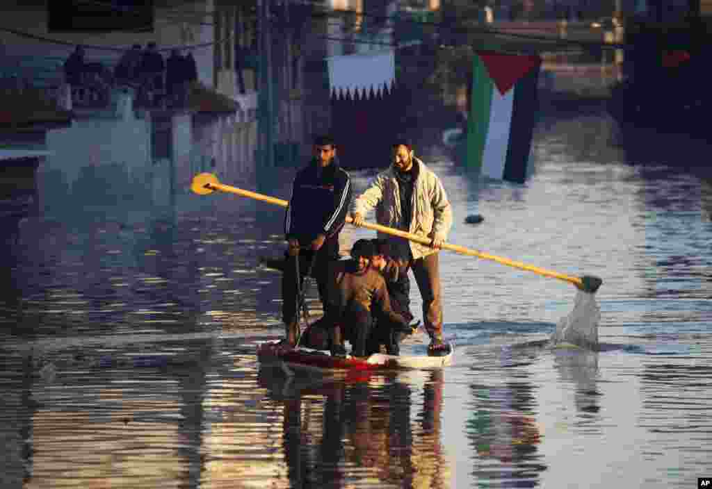 Tim penyelamat Palestina menyelamatkan warga di kota Gaza yang terjebak banjir setelah hujan lebat melanda Gaza selama beberapa hari. 
