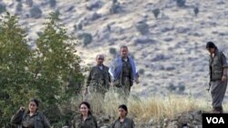 Beberapa anggota pasukan pemberontak PKK di pegunungan Irak dekat perbatasan Turki (foto: dok).
