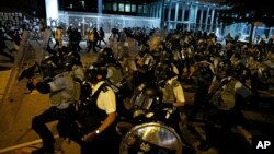 ប៉ូលិស​បំបែក​បាតុករ​ចេញ​ពី​អគារ​សភា នៅ​ក្នុង​ក្រុង​ហុងកុង កាលពី​ថ្ងៃទី២ ខែកក្កដា ឆ្នាំ២០១៩។