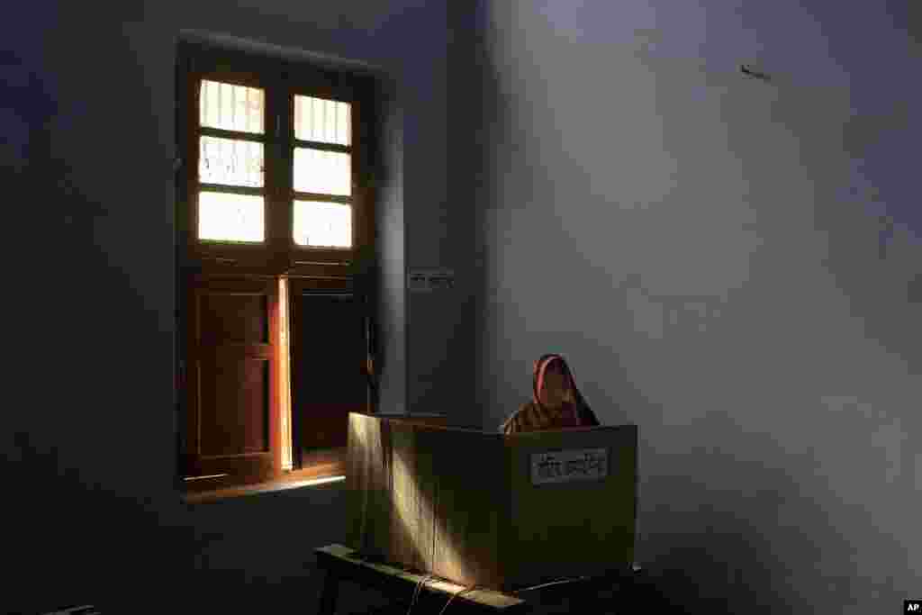 A woman casts her vote at a polling station in Varanasi, in the northern Indian state of Uttar Pradesh, May 12, 2014.