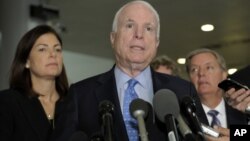 11月27日参议院军事委员会资深成员麦凯恩（中）和另两名成员格雷厄姆和艾约特参议员在国会山发表谈话