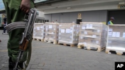 Afisa wa polisi akilinda karatasi za kupiga kura kenya Aug 9 2022