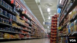 In a new study, researchers found that slashing prices on healthy foods increased shoppers' propensity to buy them. (VOA/S. Baragona)