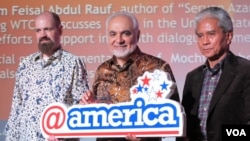 Imam Feisal Abdul Rauf (tengah), Mochtar Pabottingi (kanan) dan Staf Kedubes AS di @america, Jakarta (photo: VOA Indonesia)