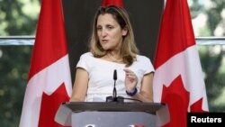 Menteri Luar Negeri Kanada Chrystia Freeland dalam konferensi pers di Kedutaan Besar Kanada di Washington, 31 Agustus 2018. 