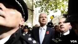 Pendiri WikiLeaks Julian Assange (tengah) saat meninggalkan pengadilan tinggi di London, Inggris (2/11).