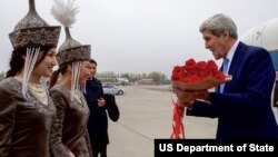 AQSh Davlat kotibi Jon Kerri 2015-yilning kuzida Markaziy Osiyoda iliq kutib olindi, xususan, munosabatlar tarang bo'lgan Qirg'izistonda. Bu uchrashuvlar nimaga yetaklaydi? Umidni boy bermaslik kerak, deydi mutaxassislar. 