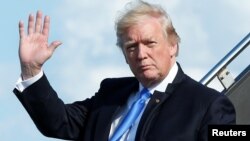 លោក​ត្រាំ​បាន​បាន​បក់ដៃ​ខណ​ដែល​លោក​បាន​មកដល់​អាកាសយានដ្ឋានអន្តរជាតិ​ Newark នៅ Newark កាល​ពី​ថ្ងៃទី០៩ មិថុនា ២០១៧។