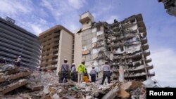 Para petugas SAR di lokasi kondominium yang roboh di Surfside, Miami, Florida, Jumat, 2 Juli 2021. (Foto: Dinas Damkar Miami Dade via Reuters)
