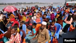 រូបឯកសារ៖ ជនភៀសខ្លួន​រ៉ូហ៊ីងយ៉ា​នាំ​គ្នា​ឡើង​ជិះនាវា​មួយ​គ្រឿង​ ដើម្បី​ប្ដូរ​ទៅ​រស់នៅ​លើ​កោះ ​Bhasan Char នៅ​បង់ក្លាដែស ថ្ងៃទី៤ ខែធ្នូ ឆ្នាំ២០២០។ 