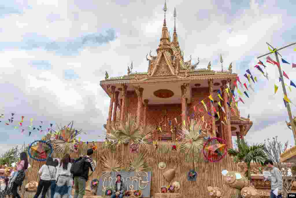 ព្រះវិហារ​វត្ត​ព្រះធាតុ​​ មានទីតាំង​នៅក្នុងខណ្ឌដង្កោ​ ចម្ងាយ​ប្រមាណ​ ២០​គីឡូម៉ែត្រពីទីកណ្តាល​ទីក្រុង​ភ្នំពេញ​ ​ជាតាំងដែល​ក្រុម​យុវជន​ប្រារព្ធ​ពិធី «បុណ្យភូមិ» ឆ្នាំ​នេះ​, នៅរាជធានីភ្នំពេញ, នៅថ្ងៃទី៦ ខែមេសា ឆ្នាំ២០១៩។ (ខាន់ សុគុំមនោ/VOA)