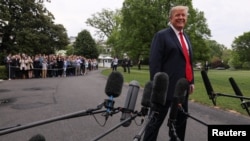 美国总统特朗普在白宫外与记者交谈。（2019年4月26日）