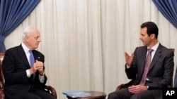 Presiden Suriah Bashar Assad (kanan) berbicara dengan utusan PBB untuk Suriah Staffan de Mistura di Damascus, 10 November 2014.