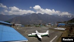 យន្តហោះ​ Twin Otter នៃ​ក្រុមហ៊ុនអាកាសចរណ៍ Tara Air ពេលត្រូវ​បាន​ថតរូប​នៅ​ព្រលានយន្តហោះ Tenzing Hillary នៅ​ក្រុង Lukla ប្រទេស​នេប៉ាល់។ យន្តហោះ​នេះ​បាន​ធ្លាក់ ដោយ​សម្លាប់អ្នកដំណើរទាំងអស់ ២៣នាក់។