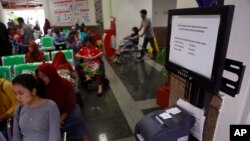 지난 15일 인도네시아 자카르타의 한 암 전문 병원이 '워너크라이' 사이버 공격을 받은 가운데 환자들이 순서를 기다리고 있다.