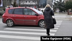 Непочитување на правилото за првенство на минување е една од почестите причини за фаталните сообраќајни несреќи. Фото: Жена преминува улица во Скопје, февруари 2025
