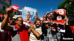 Para demonstran melakukan aksi unjuk rasa menentang pemerintah di Tunisia (foto: dok). 