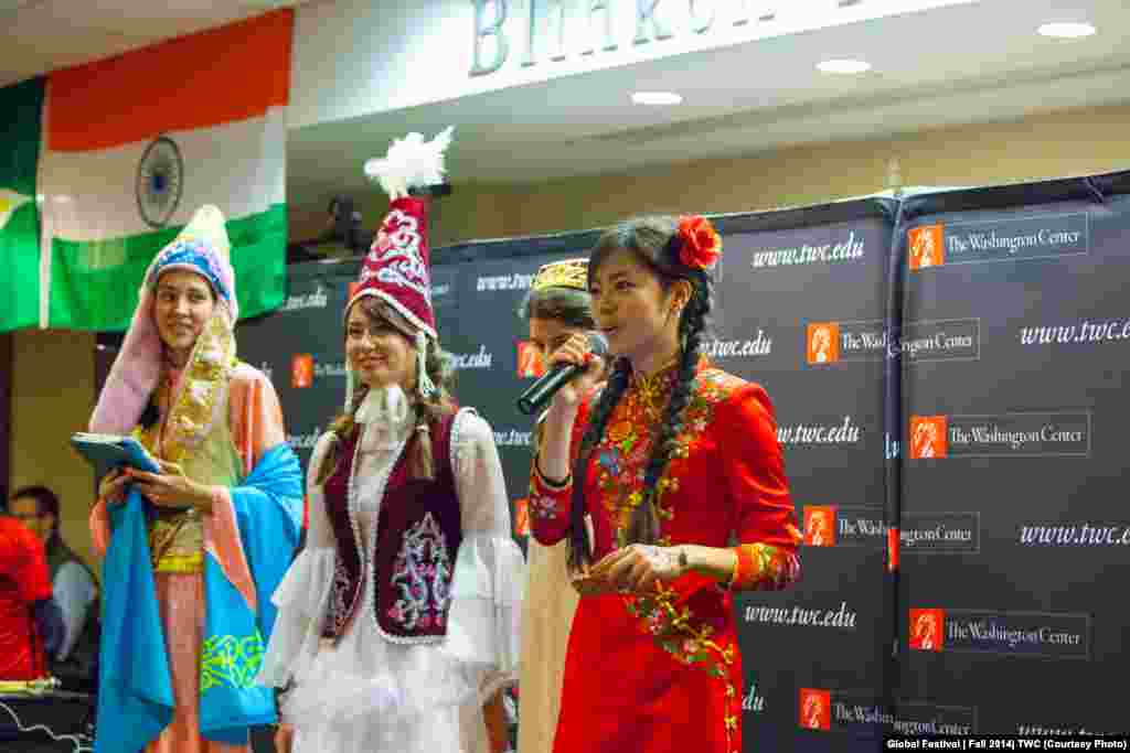 Poytaxtdagi Vashington markazida (The Washington Center) Global fuqaro kuni bayram qilinib, o&#39;nlab davlatdan talabalar madaniyati, taomlari, kuy-qo&#39;shiqlarini namoyish qildi.