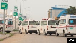 រូបឯកសារ៖ រថយន្ត​សង្រ្គោះ​បន្ទាន់​ដឹក​អ្នក​ជំងឺ​កូវីដ១៩​ឆ្ពោះទៅ​មជ្ឈមណ្ឌល The Premier Center ដែល​ពី​មុន​ជា​អគារ​សម្រាប់​រៀបចំ​ពិធី​អាពាហ៍ពិពាហ៍ តែ​ឥឡូវ​ប្រែក្លាយ​ជា​កន្លែង​ដាក់​អ្នក​ជំងឺ​កូវីដ១៩ ថ្ងៃទី២៧ ខែមេសា ឆ្នាំ២០២១។ (ទុំ ម្លិះ/វីអូអេ)