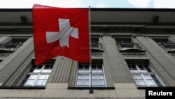 Drapeau suisse sur un bâtiment à Bern, le 15 mai 2014. 