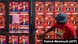 L'opposant zambien Hakainde Hichilema apparaît sur des affiches à la porte du siège de son parti au district de Matero, à Lusaka, le 10 août 2021. 