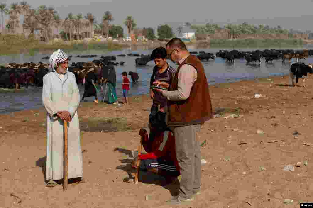 A person from the Iraq Planning Ministry carries out the national population census in Najaf, Iraq.