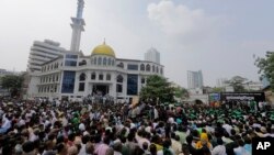 Supporters of Sri Lanka's sacked prime minister Ranil Wickremesinghe gather outside the prime ministers official residence in Colombo, Sri Lanka, Oct. 30, 2018. 