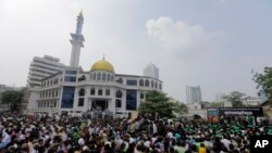 Supporters of Sri Lanka's sacked prime minister Ranil Wickremesinghe gather outside the prime ministers official residence in Colombo, Sri Lanka, Oct. 30, 2018. 