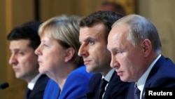 លោកប្រធានាធិបតី​អ៊ុយក្រែន អ្នកស្រីអធិការបតី​អាល្លឺម៉ង់ លោកប្រធានាធិបតី​បារាំង និង​លោកប្រធានាធិបតី​រុស្ស៊ី​ចូលរួម​ក្នុង​សន្និសីទ​កាសែត​រួម​គ្នា​បន្ទាប់​ពី​កិច្ចប្រជុំ​មួយ​នៅ​ក្នុង​ក្រុង​ប៉ារីស កាលពី​ថ្ងៃទី៩ ខែធ្នូ ឆ្នាំ២០១៩។