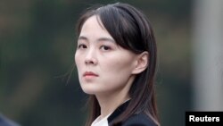 រូបឯកសារ៖ អ្នកស្រី Kim Yo Jong ប្អូនស្រីរបស់មេដឹកនាំកូរ៉េខាងជើងលោក Kim Jong Un ចូលរួមក្នុងពិធីដាក់កម្រងផ្កាមួយនៅកន្លែងដាក់សពលោកហូជីមិញនៅក្រុងហាណូយ ប្រទេសវៀតណាម​ កាលពីថ្ងៃទី០២ ខែមីនា ឆ្នាំ២០១៩។ 