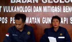 Kepala PVMBG, Andiani memberikan update terkait erupsi Semeru di Pos Pengamatan Gunung Semeru, Lumajang, Senin (6/12). (foto:VOA)