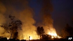 Asap hitam dan api kebakaran melahap hotel Sonoma Country Inn di Santa Rosa, California, Senin, 9 Oktober 2017.