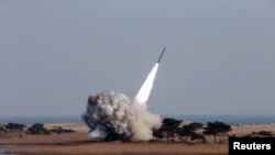 Un test de fusée nord-coréen, photo non datée mais diffusée le 4 mars 2016 par l'agence de presse nord-coréenne KCNA.