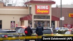 ប៉ូលិស​ឈរ​នៅ​ខាងក្រៅ​ផ្សារ​ទំនើប King Soopers ដែល​ការបាញ់​ប្រហារ​បាន​កើតឡើង​នៅ​ថ្ងៃចន្ទទី២២ ខែមីនា ឆ្នាំ២០២១ នៅ​ទីក្រុង Boulder រដ្ឋ Colorado សហរដ្ឋ​អាមេរិក។