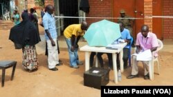 រូបឯកសារ៖ ពលរដ្ឋ​អ៊ូហ្គាន់ដា​នាំ​គ្នា​បោះឆ្នោត​ជ្រើសរើស​មន្ត្រី​ថ្នាក់​​មូលដ្ឋាននៅ​មណ្ឌល​បោះឆ្នោត​មួយ​ក្នុង​តំបន់ Kamwokya នៃ​ទីក្រុង​កំប៉ាឡា ​ដែល​មាន​ពលរដ្ឋ​ទៅ​បោះឆ្នោត​ចំនួន​ទាប កាល​ពី​ថ្ងៃទី២៤ ខែកុម្ភៈ ឆ្នាំ២០១៦។ 