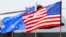 Флаги США и Европейского Союза (архивное фото).
