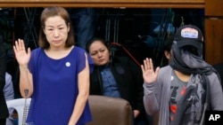 Choi Kyung-jin (kiri), janda pengusaha Korea Selatan yang dibunuh di Filipina, Jee Ick-joo, dan bekas pembantu rumah tangga mereka, Marissa Morquicho, mengambil sumpah sebelum bersaksi dalam awal investigasi Senat atas pembunuhan tersebut. (Foto: Dok)