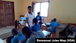 Une enseignante et ses élèves en classe dite spécialisée de l’école primaire bilingue inclusive du Cjarc, à Yaoundé, le 27 octobre 2017. (VOA/Emmanuel Jules Ntap)