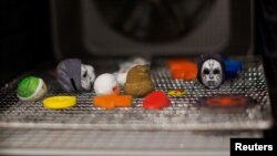 Perusahaan "Sugar Lab" di Los Angeles, California, AS, memproduksi permen dan cokelat dengan menggunakan teknologi pencetakan 3D pertama di AS, 7 Juli 2023. (REUTERS/Mike Blake)