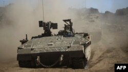 Tentara Israel menggerakkan tank dalam latihan militer di bagian utara Dataran Tinggi Golan, yang dianeksasi Israel, 7 September 2017. (Foto: dok).