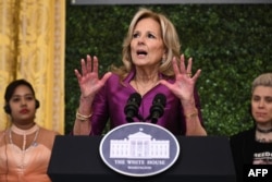 سخنرانی جیل بایدن، بانوی نخست آمریکا، در مراسم اهدای جوایز بین‌المللی زنان شجاع در کاخ سفید. دوشنبه ۱۴ اسفند ۱۴۰۲