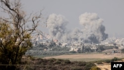 FILE - Asap membubung di Jalur Gaza utara setelah serangan Israel, di tengah berlangsungnya pertempuran antara Israel dan kelompok Palestina Hamas. (Jack Guez / AFP)