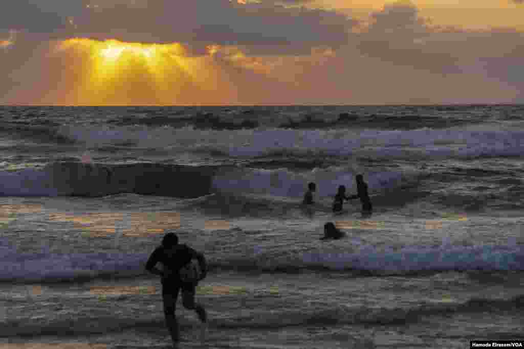 Sea level rise has accelerated rapidly in recent years, and scientists predict much of Alexandria, Egypt, could be underwater by 2050. This photo was taken July 25, 2021. (Hamada Elrasam/VOA) 