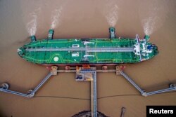 중국 저장성 저우산시의 원유하역장에 유조선이 정박해 있다. (자료사진)