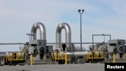 Salah satu pompa minyak jaringan pipa milik perusahaan TransCanada yang beroperasi di luar Steele City, Nebraska, 10 Maret 2014.