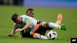 L'Argentin Lionel Messi au premier plan et le Nigérian John Obi Mikel se disputent le ballon lors du match du groupe D entre l'Argentine et le Nigeria lors de la Coupe du monde de football 2018 au St Petersburg Stadium à Saint-Pétersbourg, Russie, 26 juin 2018.