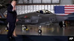 Le président Donald Trump et la Première dame Melania arrive pour un discours sur la base militaire d'Andrews Air Force, le 15 septembre 2017.