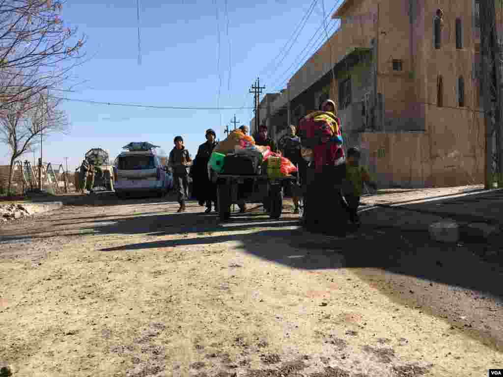 Hoton wasu fararen hula yayinda suke ficewa daga Mosul,Janairu 13, 2017 &nbsp;