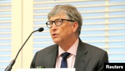 Bill Gates, salah satu pendiri dari yayasan "Bill & Melinda Gates", memberikan keterangan dalam konferensi pers di Jenewa, Swiss, 18 April 2017. (REUTERS/Pierre Albouy).