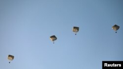 美军开始在加沙空投援助物资。（2024年3月2日）